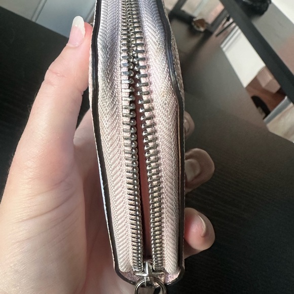 Limited Edition Louis Vuitton Escale Pastel zippy wallet card holder - Picture 14 of 16